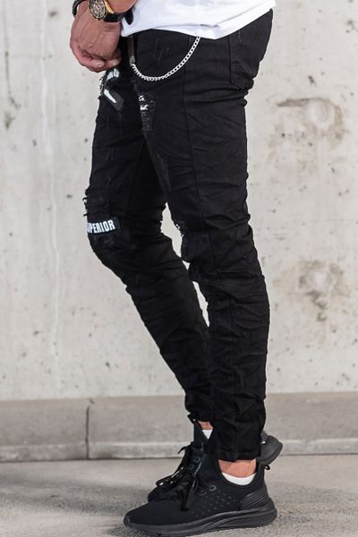 jeans streetwear nero con stampa di testo, superficie rotta e catena