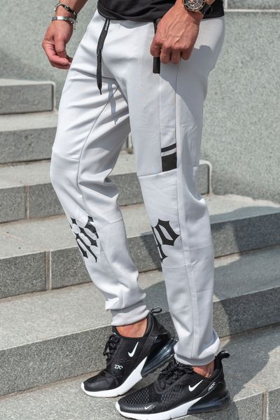 Pantaloni da college grigi con superficie liscia e stampa