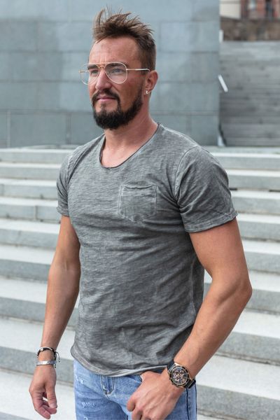 T-shirt grigio stonewashed con scollo a V e taschino sul petto