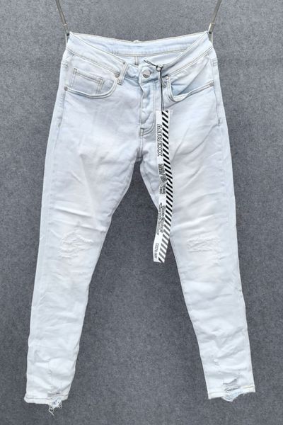 Jeans azzurri chiaro con superficie leggermente consumata L32 Jeans azzurri chiaro con superficie leggermente consumata L32