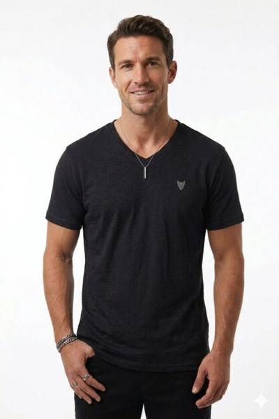 T-shirt nera con scollo a V JERONE T-shirt nera con scollo a V JERONE